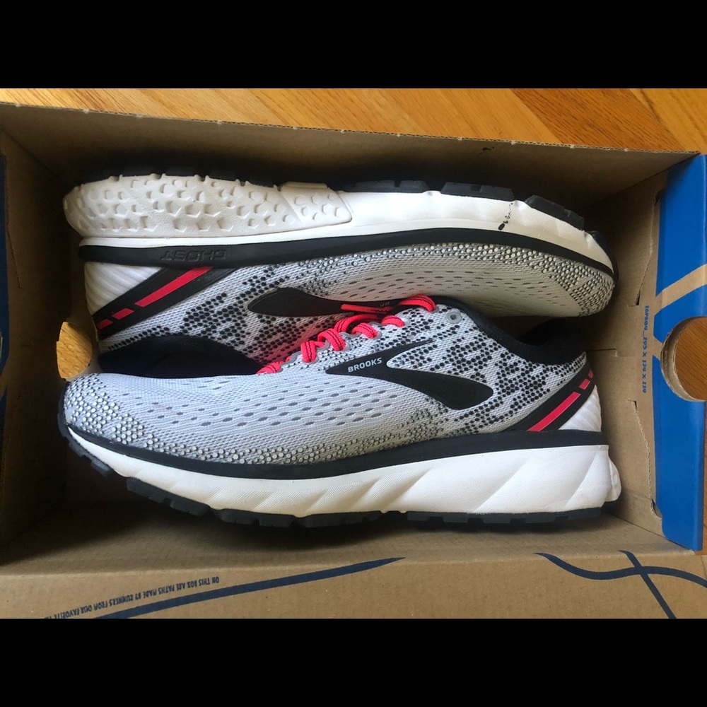 Brooks Ghost 11 sneakers Size 9 (Women)